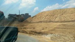 农村地区的沙子价格飙升，一些人以高价也购置不到沙子。农民:盖屋子禁止易。